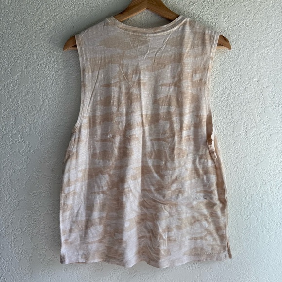 Vuori Tan Camo Sleeveless Muscle Tee Relaxed Fit Women’s Size Large - Picture 4 of 5